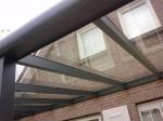 Veranda, Terrasoverkapping, voorzien van helder gelaagd veiligheidsglas 44.2, ronde gootsierlijst, Vlijmen